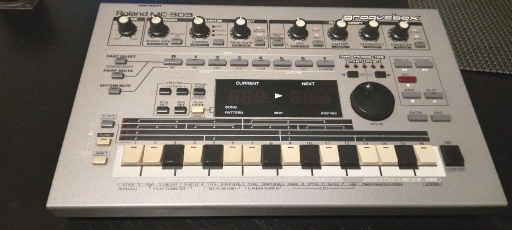 Roland MC-303 drumcomputer/groovebox, Muziek en Instrumenten, Drumcomputers, Ophalen, Gebruikt, Roland