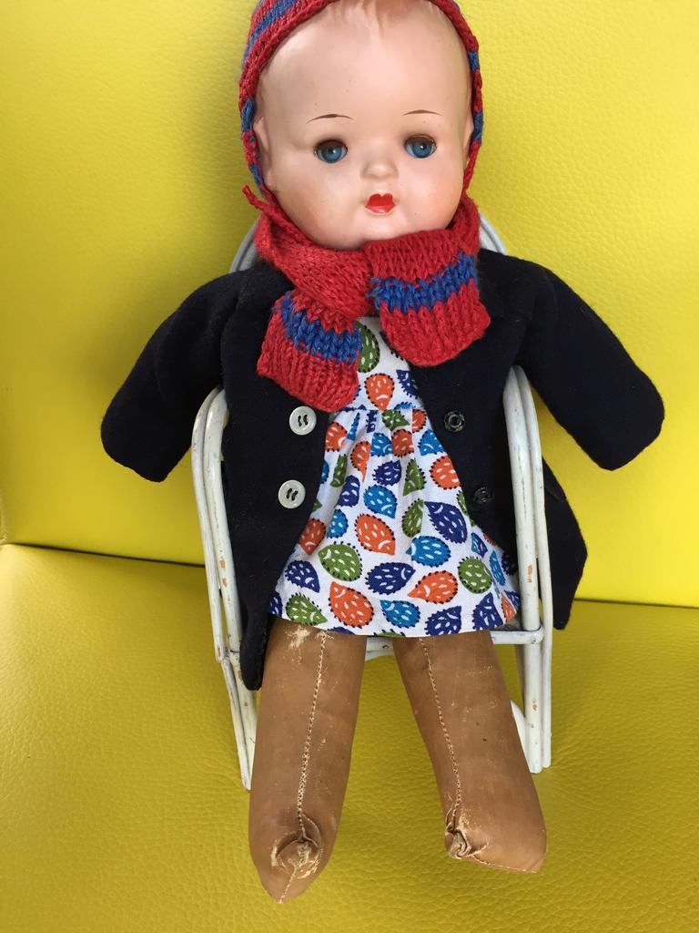 Antieke pop gemerkt RK in rotan stoeltje, Verzamelen, Poppen, Gebruikt, Pop, Ophalen of Verzenden