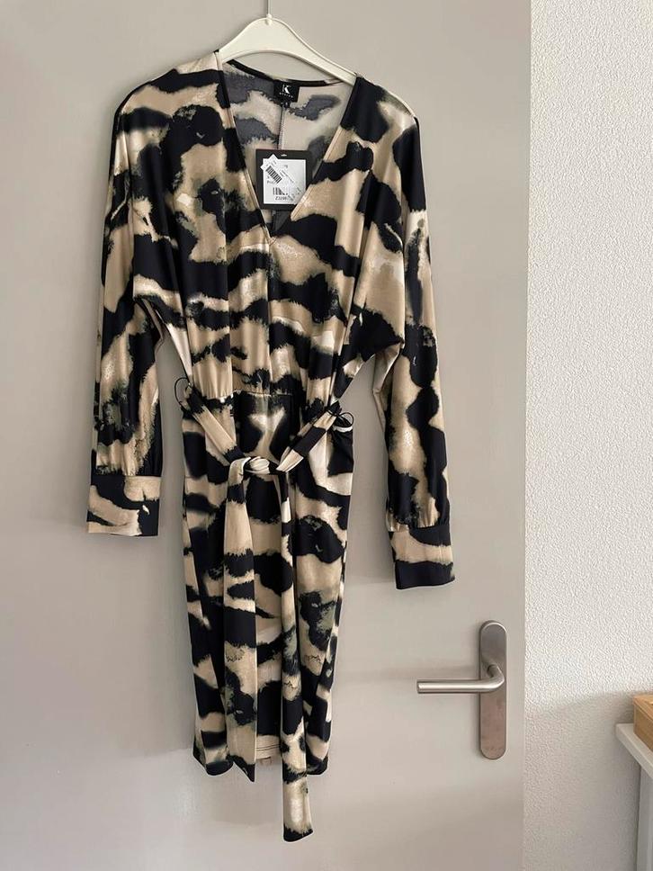 K-Design Jurk Nieuw met Prijskaartje - Maat S, Kleding | Dames, Jurken, Nieuw, Maat 36 (S), Zwart, Knielengte, Ophalen of Verzenden