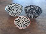 3 gestippelde schaaltjes van Loods 5, Huis en Inrichting, Keuken | Servies, Keramiek, Ophalen of Verzenden, Overige stijlen, Schaal of Schalen