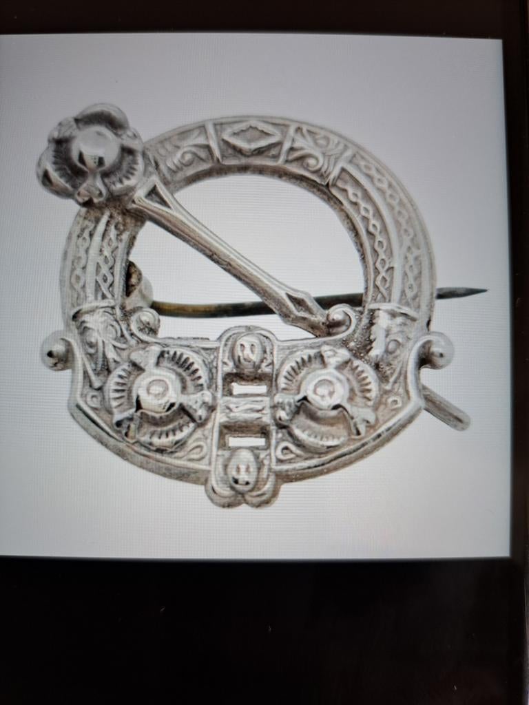 Zilverkleurige broche met Keltisch patroon, Ophalen of Verzenden