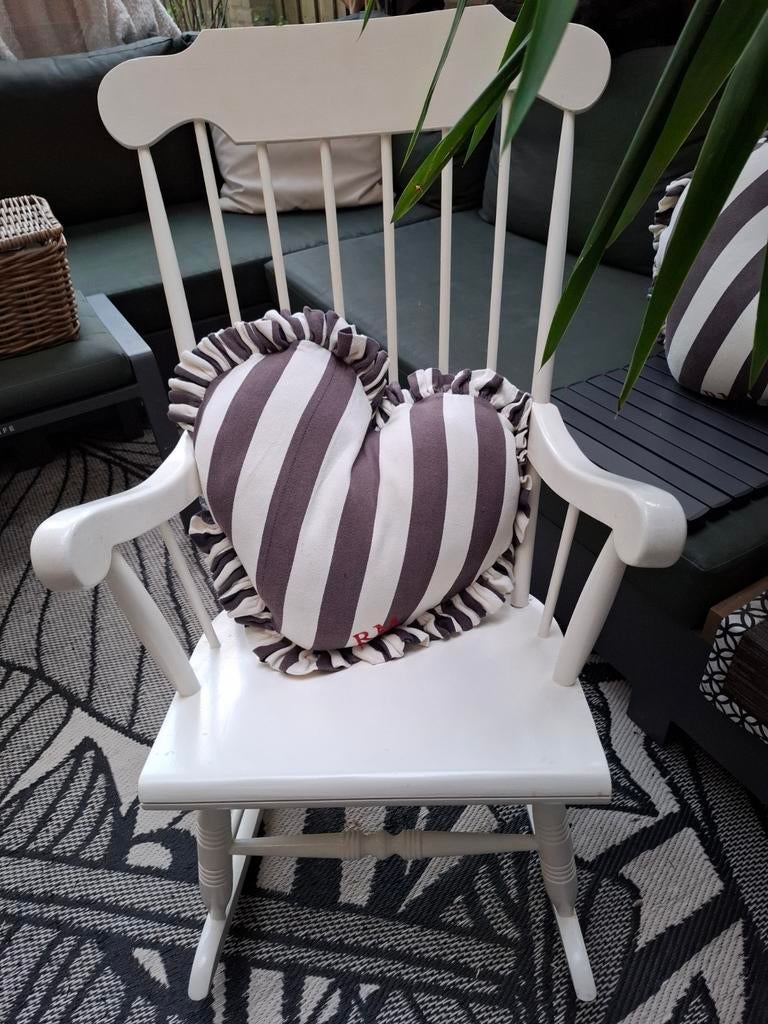 Witte schommelstoel met hartvormig kussen van riviera maison, Huis en Inrichting, Stoelen, Ophalen, Wit, Zo goed als nieuw, Eén