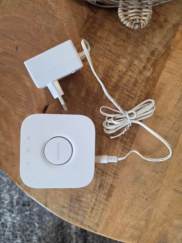 Philips Hue Bridge V2 met adapter, Ophalen of Verzenden, Zo goed als nieuw