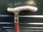 mooie houten wandelstok/ flaneerstok met sierlijke greep, Diversen, Wandelstokken, Ophalen of Verzenden, Zo goed als nieuw