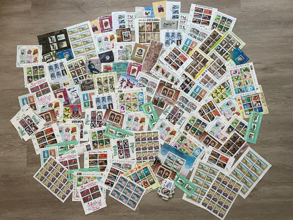 Postzegels Noord Korea ruim 130 velletjes + wat losse zegels, Postzegels en Munten, Postzegels | Volle albums en Verzamelingen