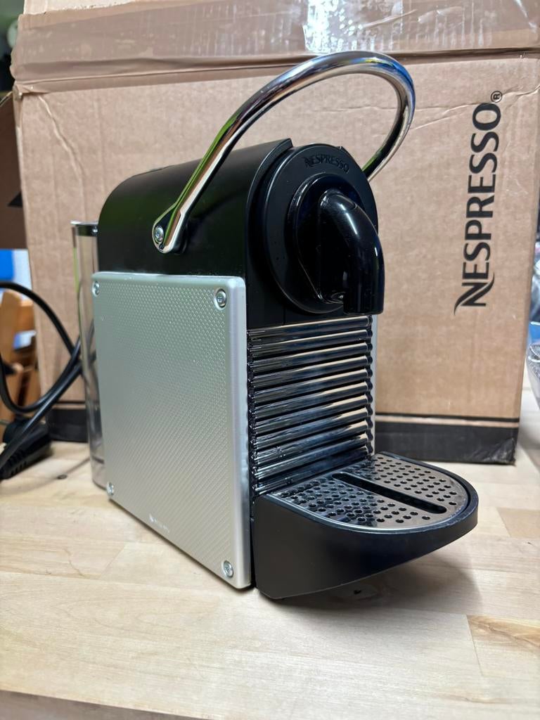 Nespresso Magimix Pixie, Espresso apparaat, Ophalen of Verzenden, Zo goed als nieuw, 4 tot 10 kopjes