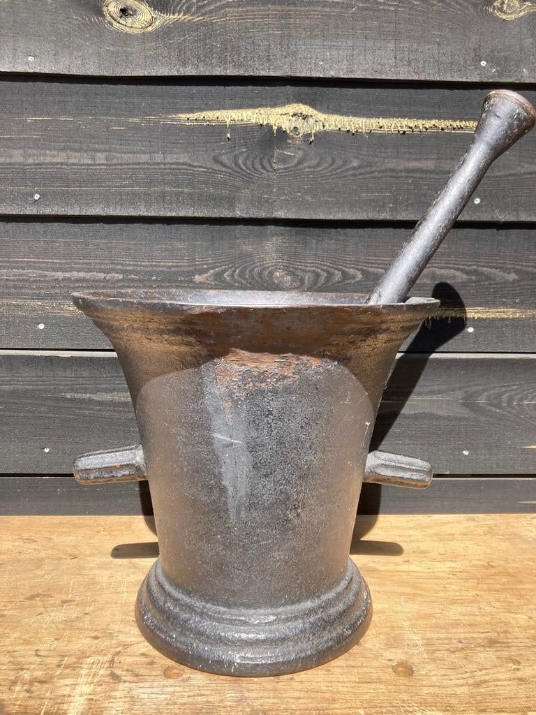 Grote zware gietijzeren vijzel en stamper, Antiek en Kunst, Antiek | Koper en Brons, Ophalen