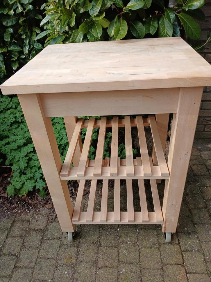 Roltafel van Ikea (Bekväm), berkenhout z.g.a.n. op 2 wielen, Tuin en Terras, Tuintafels, Ophalen of Verzenden