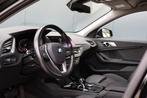 BMW 1-serie 116i Sportline Automaat | Adaptieve Cruise Contr, Gebruikt, Met garantie (alle), Leder en Stof, Zwart