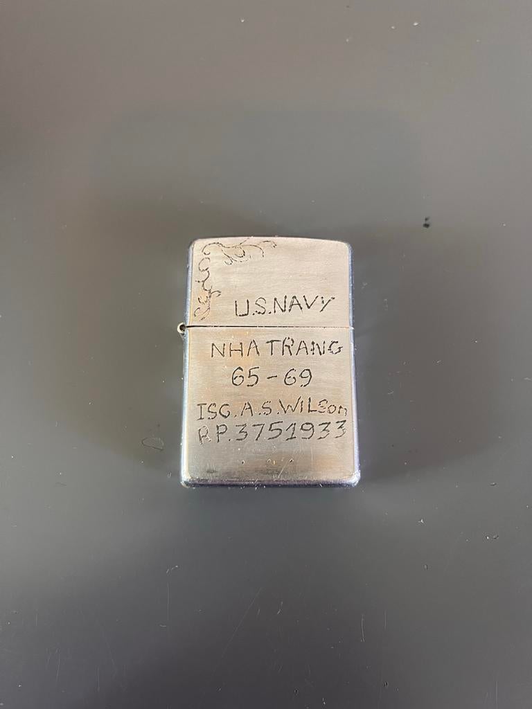 Vintage Zippo Vietnamoorlog Aansteker - U.S. Navy Nha Trang, Verzamelen, Ophalen of Verzenden, Gebruikt, Aansteker
