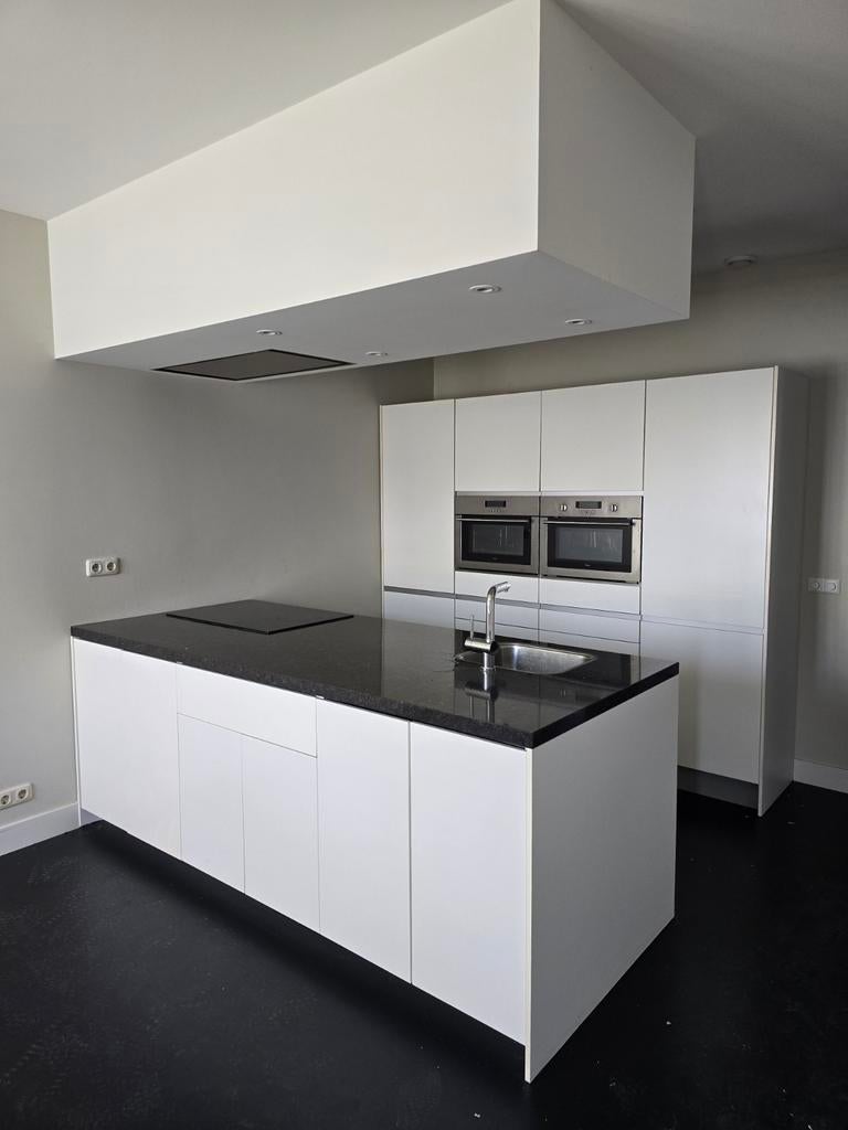 Moderne witte keuken met kookeiland en inbouwapparatuur, Ophalen, Wit, Overige typen, Met kookeiland
