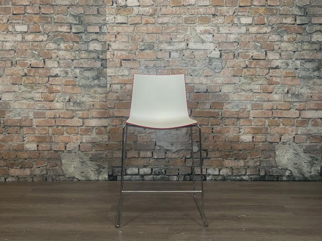 Arper Catifa 46 Bar Stool Sled wit rood bij TheReSales, Ophalen, Met voetsteun, Zo goed als nieuw, 90 cm of meer