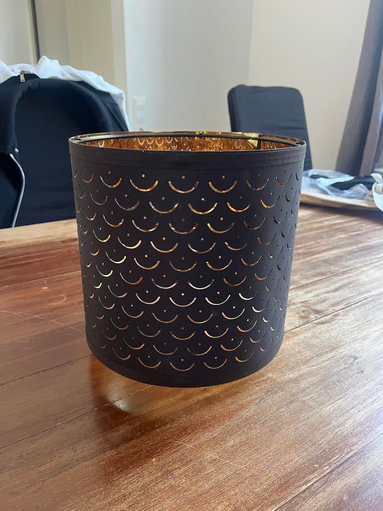 Lampenkap Ikea zwart goud, Huis en Inrichting, Lampen | Lampenkappen, 25 tot 50 cm, Zwart, Rond, Ophalen of Verzenden