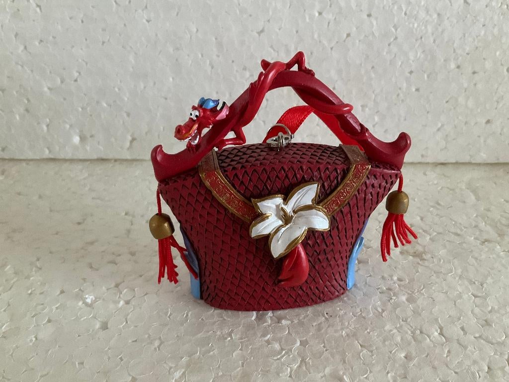 Disney ornament - tasje van Mushu (Mulan), Verzamelen, Disney, Ophalen of Verzenden, Overige figuren, Zo goed als nieuw, Beeldje of Figuurtje