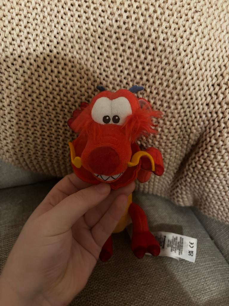 Mushu shoulder pal uit Disneyland Parijs, Verzamelen, Disney, Ophalen of Verzenden, Overige figuren, Zo goed als nieuw, Knuffel