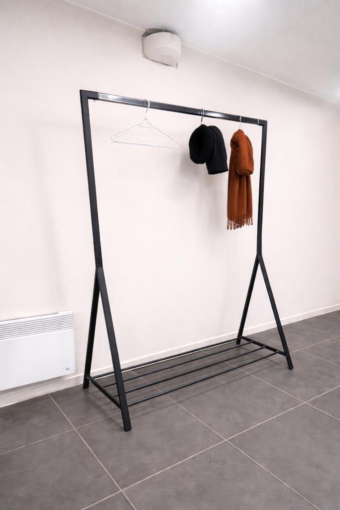 Zwart metalen kledingrek met schoenenplank, Ophalen, Gebruikt