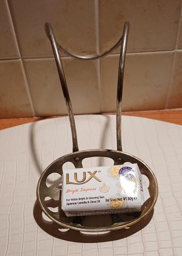 Vintage zeepbakje aan de badrand beschikbaar voor biedingen