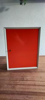 Vintage Oranje Medicijnkastje Metaal, Huis en Inrichting, Kasten | Buffetkasten, Ophalen