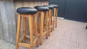 Houten barkrukken beschikbaar voor biedingen