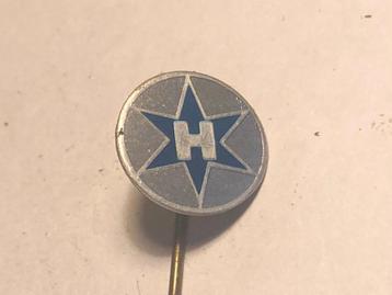 Metalen HENSCHEL AUTOMERK Speld (Blauw/Wit/Aluminiumkleur). beschikbaar voor biedingen