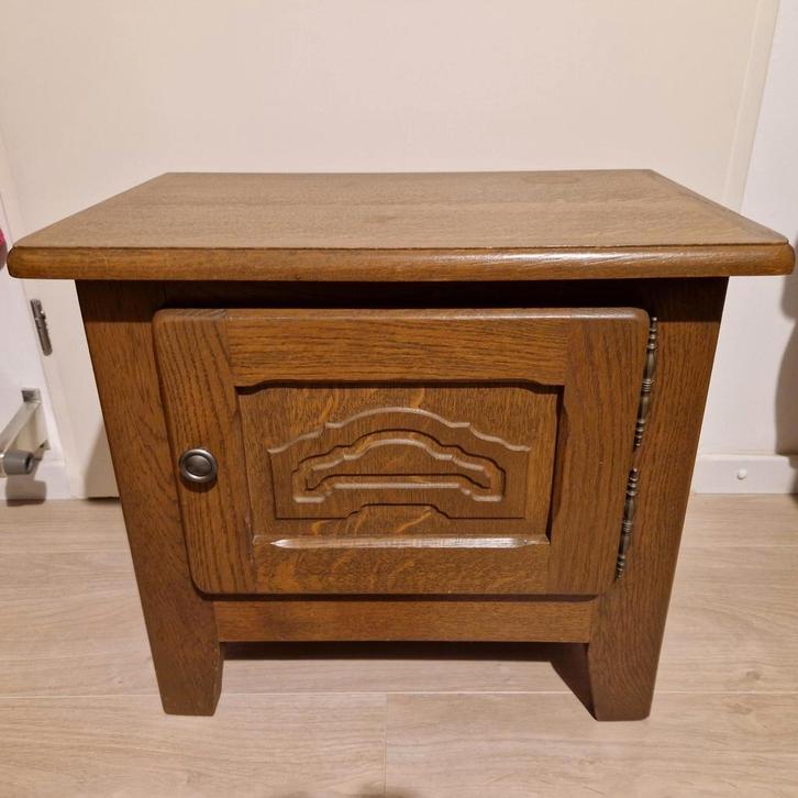 Houten nachtkastje met deur - Eikenhout, Huis en Inrichting, Slaapkamer | Nachtkastjes, Gebruikt, Minder dan 55 cm, 45 tot 65 cm