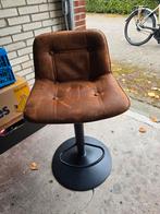 Bar kruk met bruin lederen zitting, Huis en Inrichting, Barkrukken, Ophalen, Gebruikt, 60 tot 90 cm, Metaal
