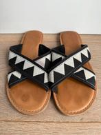 zwart/witte crossover sandalen maat 37,5 TOMS, Ophalen of Verzenden, Zo goed als nieuw, Zwart, Sneakers of Gympen