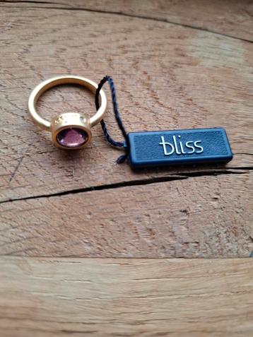 Goudkleurige ring met een paars steentje  beschikbaar voor biedingen