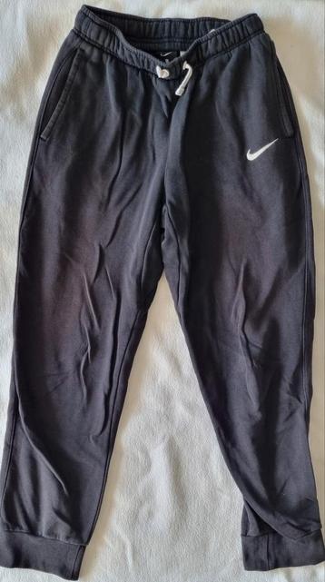 Zwarte Nike joggingbroek (maat 147-158) beschikbaar voor biedingen