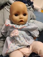 Pop met kleertjes + badjes, Kinderen en Baby's, Speelgoed | Poppen, Ophalen, Zo goed als nieuw, Babypop