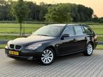 BMW 5-serie Touring 520i Business Line Edition I nieuwe APK, Auto's, Automaat, Achterwielaandrijving, 4 cilinders, Zwart