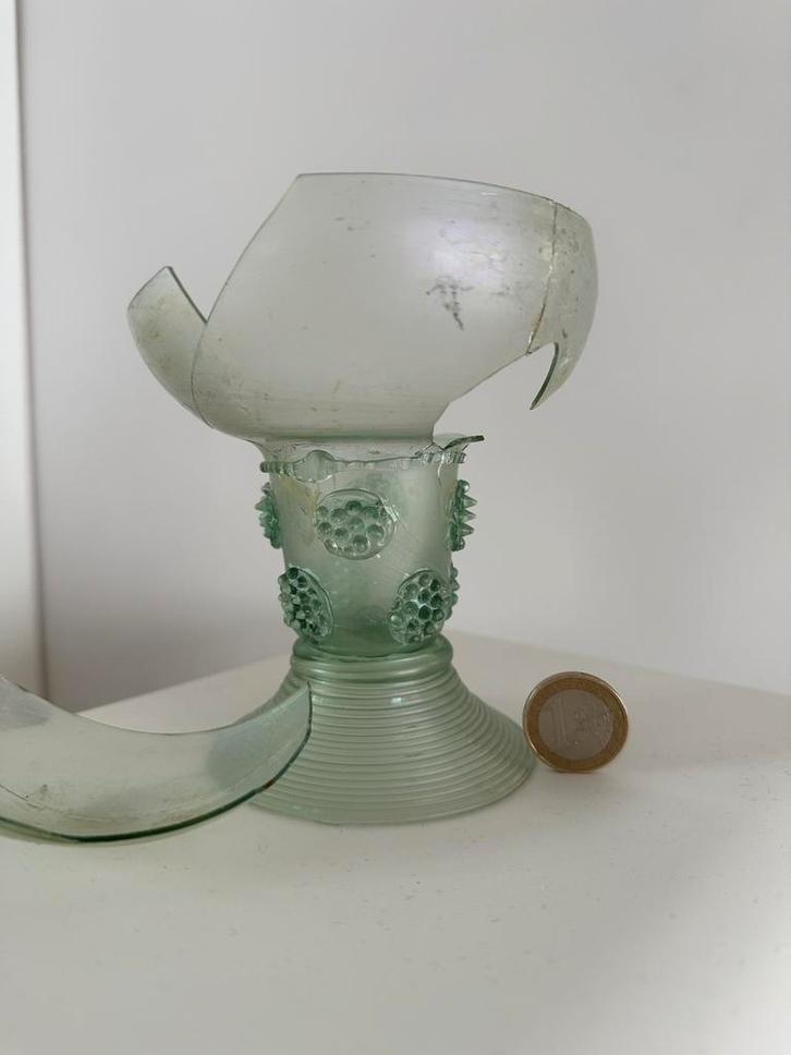 Zeldzame grote roemer met platte kelk, bodemvondst, 17e eeuw, Antiek en Kunst, Antiek | Glas en Kristal, Ophalen of Verzenden