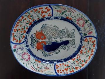 twee wat oudere Imari borden beschikbaar voor biedingen