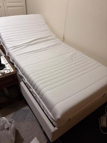 1 persoons bed elektrisch verstelbaar met matras 6 weken oud beschikbaar voor biedingen