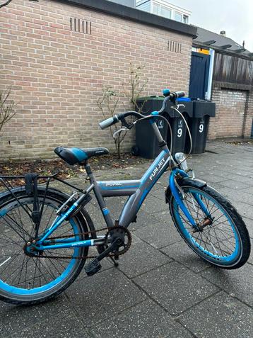 Jongens fiets beschikbaar voor biedingen
