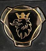Scania Logo Zwart Goud (Collectors Item)., Verzamelen, Speldjes, Pins en Buttons, Ophalen of Verzenden, Nieuw, Transport