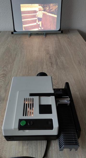 LEICA P150 DIAPROJECTOR met LEGE SLEE ERBIJ  beschikbaar voor biedingen
