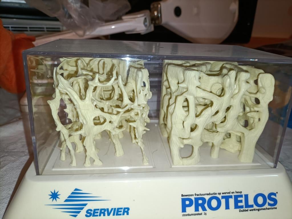Display model Botstructuur Servier Protelos, Ophalen of Verzenden, Zo goed als nieuw