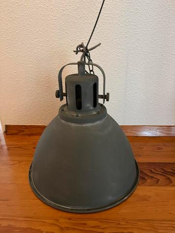 Industriële hanglamp met deukje beschikbaar voor biedingen
