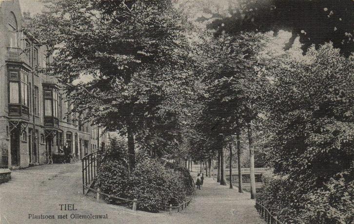 Tiel. Plantsoen met Oliemolenwal - 1923 gelopen, Verzamelen, Ansichtkaarten | Nederland, Ongelopen, Gelderland, Voor 1920, Verzenden