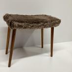 voetenbankje, Gebruikt, 50 tot 75 cm, Ophalen of Verzenden, Fluffy stof, beige, bruin, vintage, voetenbankje