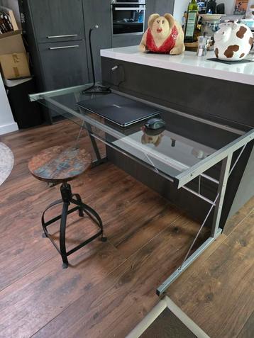 Glazen Bureau met Stalen Frame beschikbaar voor biedingen