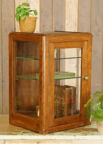 Oud brocante houten vitrinekastje met glazen leggers beschikbaar voor biedingen