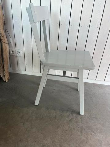 4 Grijze Houten Stoelen - Verven mogelijk! beschikbaar voor biedingen