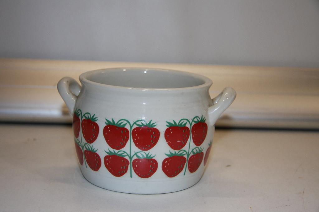 arabia pomona aardbeien 10 cm hoog en 8,5 cm dia (256), Antiek en Kunst, Antiek | Keramiek en Aardewerk, Ophalen of Verzenden