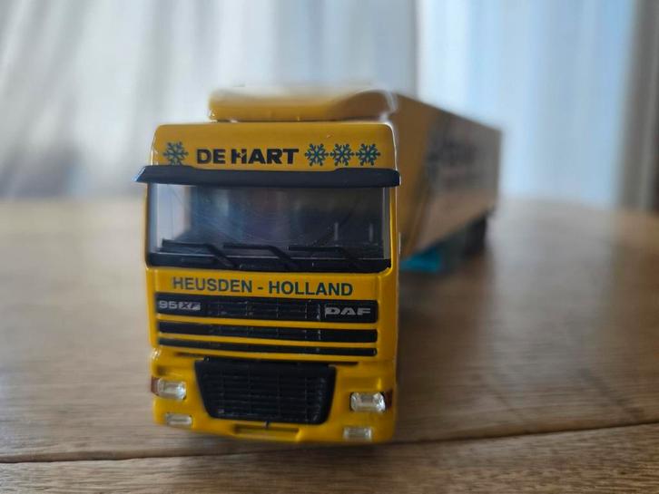 Lioncar DAF 95 XF "DE HART KOEL- EN VRIESTRANSPORTEN", Hobby en Vrije tijd, Modelauto's | 1:50, Zo goed als nieuw, Bus of Vrachtwagen