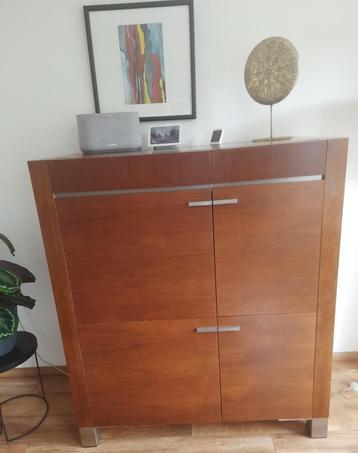 Mooie huiskamerkast H 145 B125 D60. servies  kast + tafel beschikbaar voor biedingen