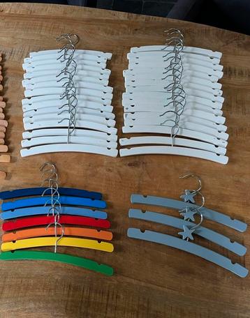 42 houten baby kledinghangers beschikbaar voor biedingen