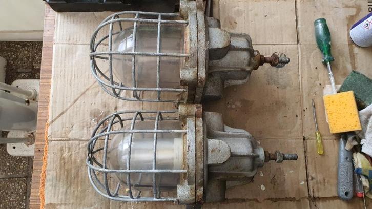 Twee Fabrieks Lampen Massief Gietijzer Gewicht 10,76 KG per, Huis en Inrichting, Lampen | Hanglampen, Gebruikt, 75 cm of meer