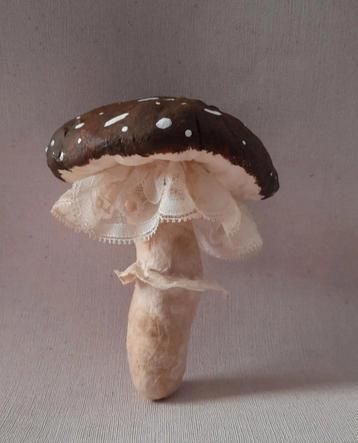 Prachtige grote brocante wattenpop paddenstoel met kant beschikbaar voor biedingen